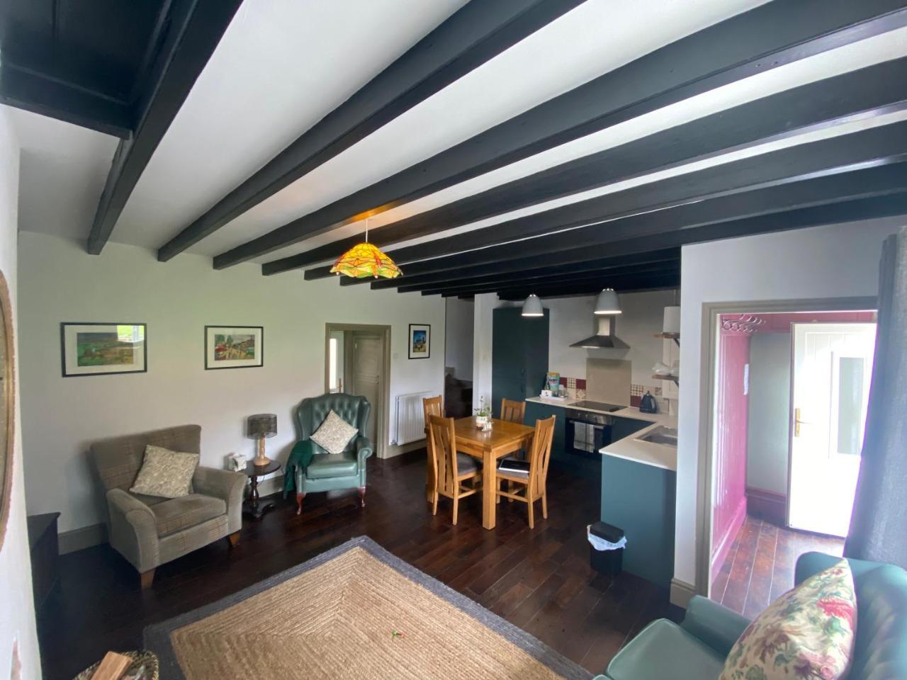 Two Bedroom Country Cottage in County Durham with Village Pub and Free Parking For Holidays and Work Stays — 4-Star Luxury Hotel in Newton Aycliffe, United Kingdom