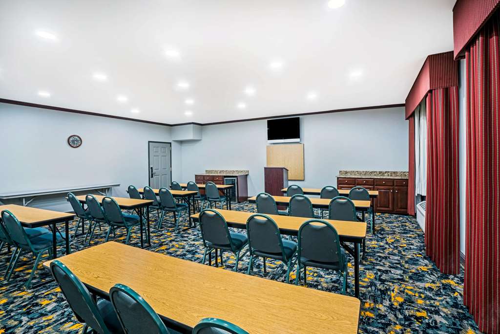 La Quinta Inn & Suites by Wyndham Cookeville - photo 25