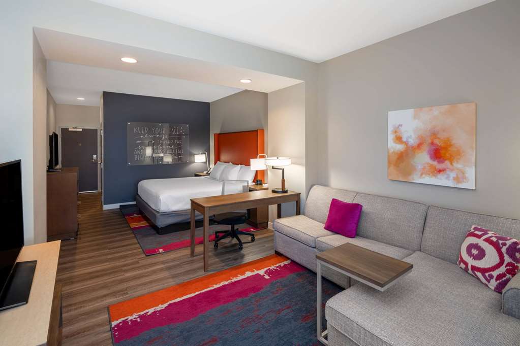 La Quinta Inn & Suites by Wyndham Greensboro Arpt High Point - photo 22