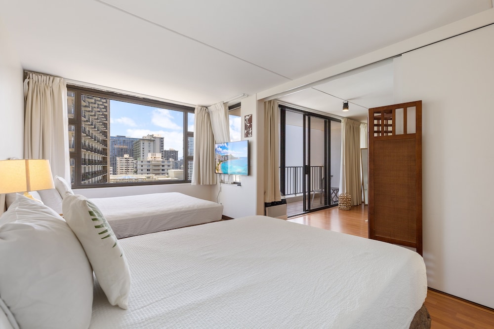 Spacious and Comfortable Ocean View Waikiki Banyan Condo FREE Parking by Koko Resort Vacation Rentals - photo 5