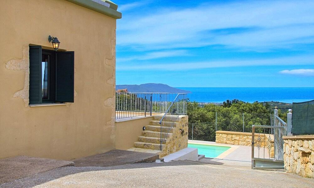 Cretan Mansion with Heated Swimming Pool — 4-Star Luxury Hotel in Georgioupolis, Greece