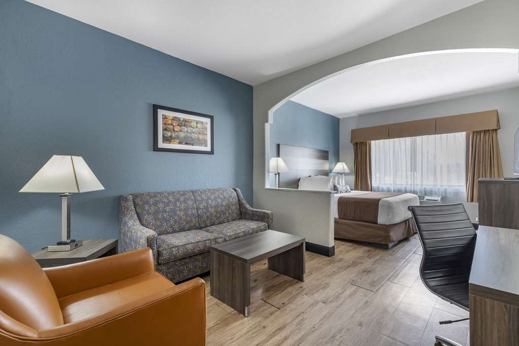 Best Western Plus Victoria Inn & Suites - photo 23