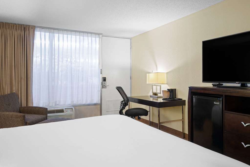 Travelodge By Wyndham Gaylord - photo 14