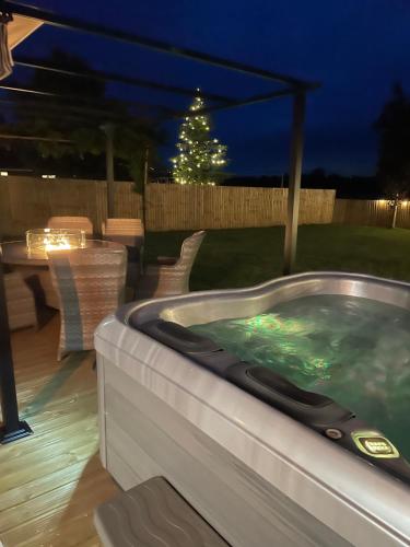 Wisteria Barn Hot Tub Holidays In The Cotswolds — Badsey
