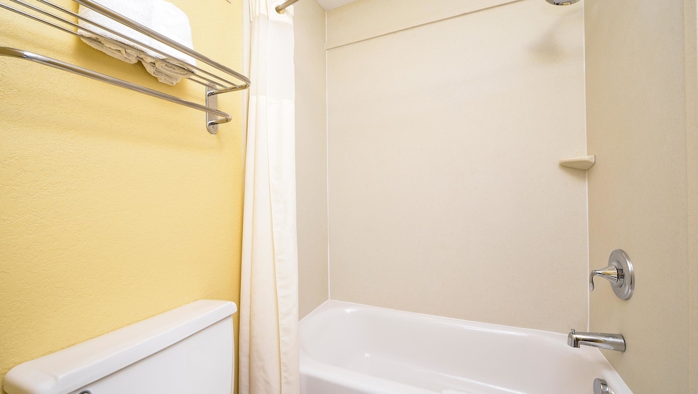 Xecutive Inn and Suites - photo 13