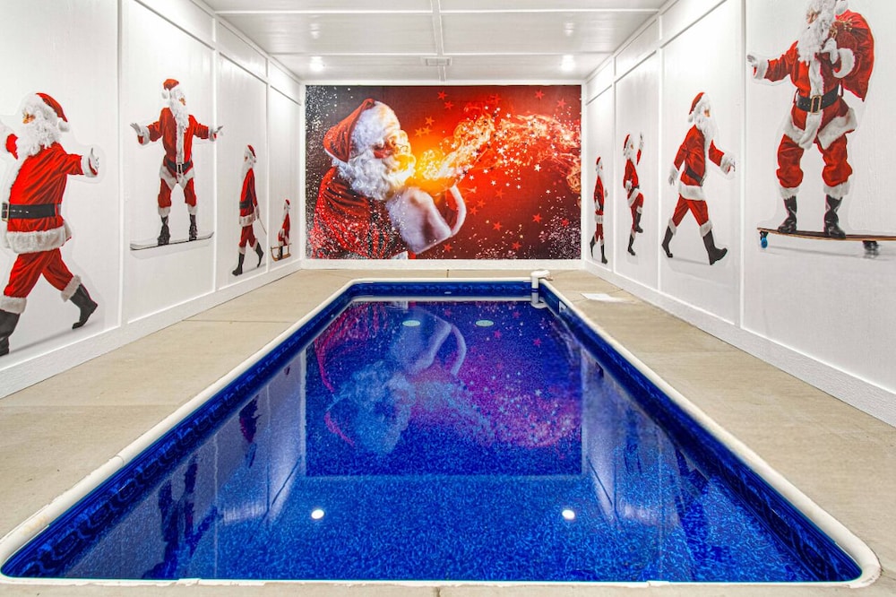 XmasCabins by SmokyStays Christmas Themed Year Round in Pigeon Forge, United States