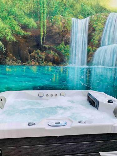Mews House Tewkesbury town centre hot tub pets — 4-Star Luxury Hotel in Tewkesbury, United Kingdom