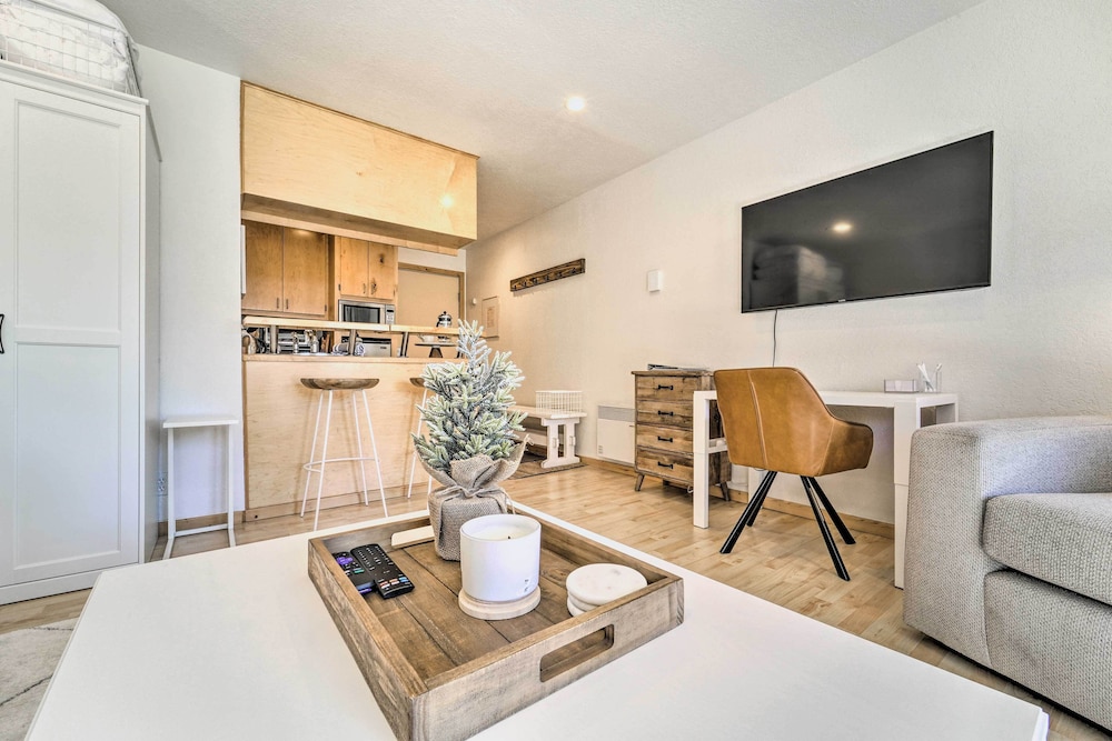 Walk to Ski Resort Tahoe Donner Studio with Balcony - featured photo
