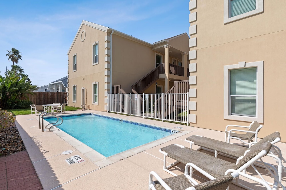 Modern Ground flr Condo 1 2 Block to Beach w Pool — 4-Star Luxury Hotel in South Padre Island, United States