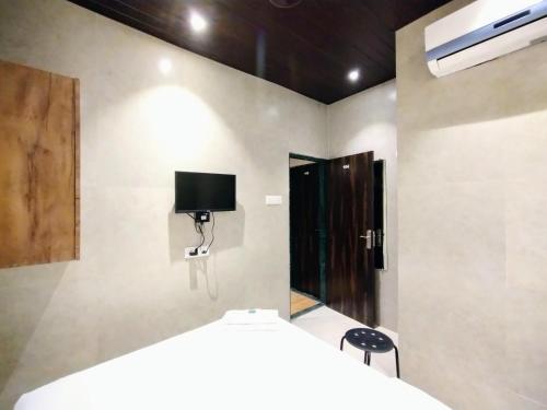 Hotel Eros Nr Airport T2