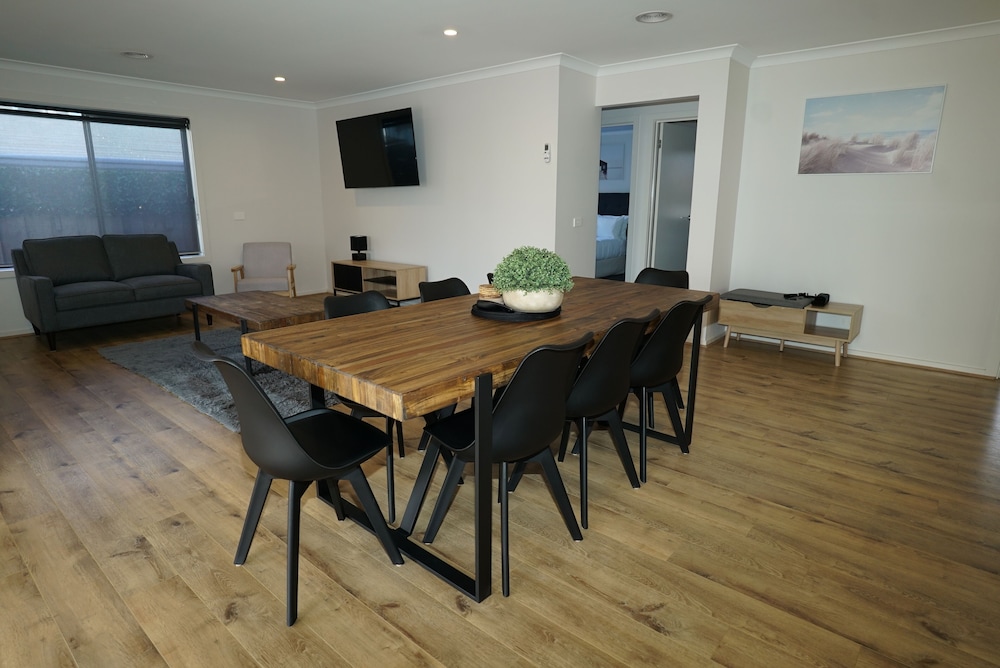 Spacious 3bdrm home next to Captains Cove Resort Captains Edge in Paynesville, Australia