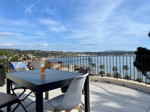 Bandol : TrA s bel Appartement Avec Grande Terrasse et vue Exceptionnelle sur mer — 4-Star Luxury Hotel in Bandol, France