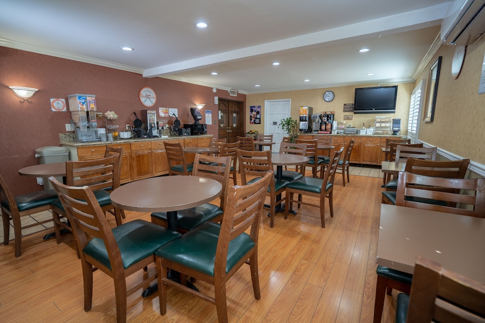 Howard Johnson by Wyndham Buena Park - photo 28