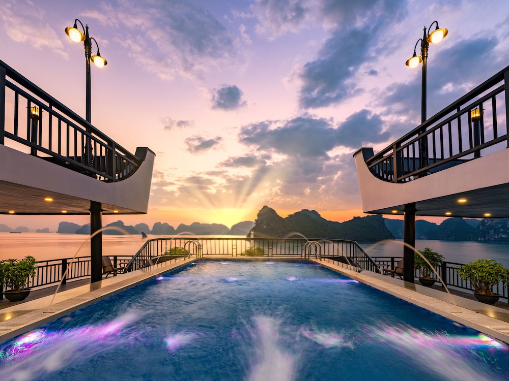 Rita Cruise — 5-Star Luxury Hotel in Ha Long, Vietnam