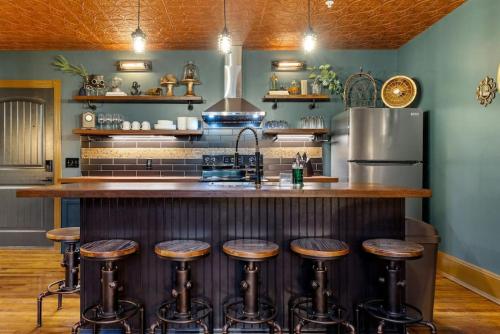 Sherlock and Watson — 4-Star Luxury Hotel in Columbia, United States