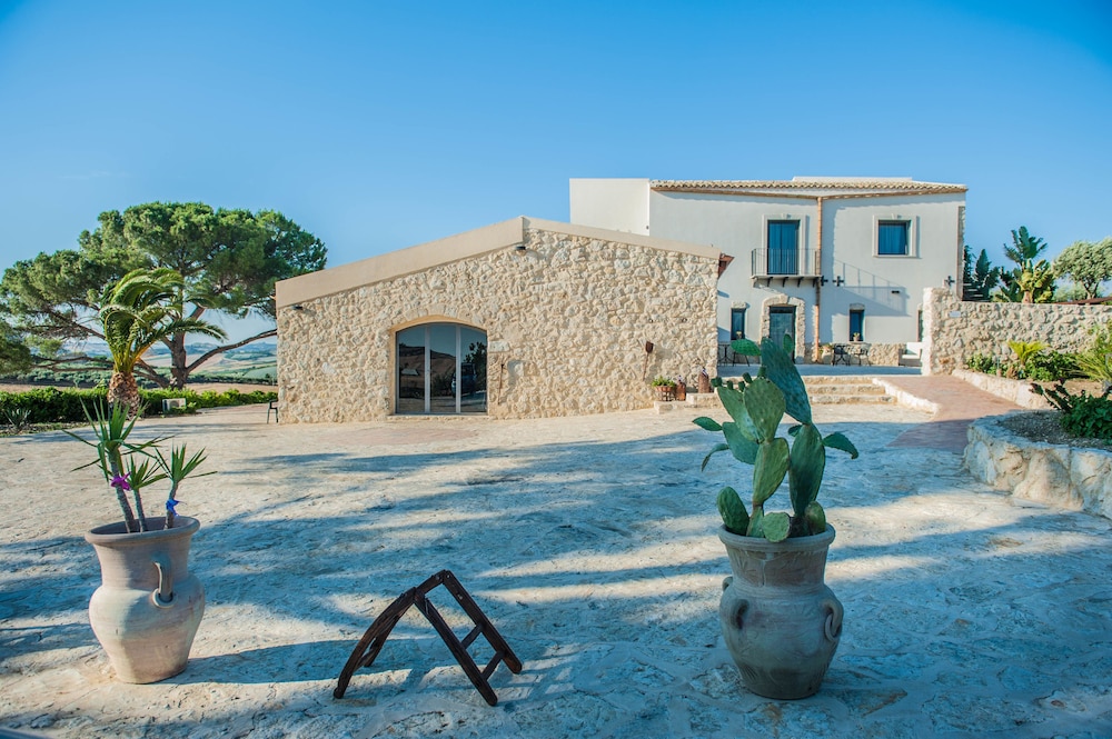 Agriturismo Raffo — 4-Star Luxury Hotel in Naro, Italy