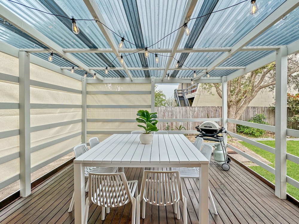 4 Bed Beach House with Garden & Alfresco Dining — 4-Star Luxury Hotel in Tomakin, Australia