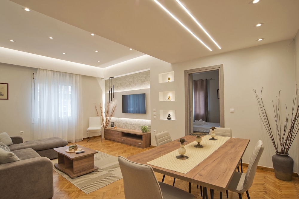 Honey House Kipseli Stylish Reno 2BR Apt City Ctr — 4-Star Luxury Hotel in Athens, Greece