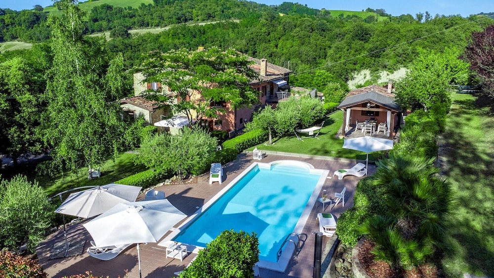 Villa Banci 8 Emma Villas — 4-Star Luxury Hotel in Urbino, Italy