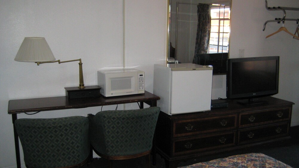 El Capitan Motel - photo 25