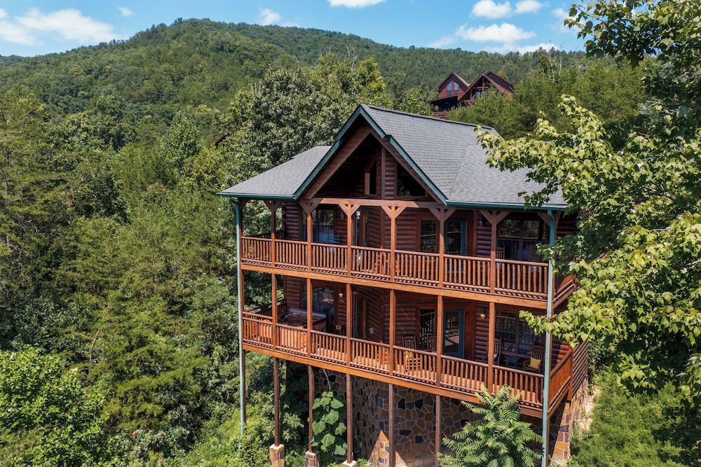 Knotty But Nice — 5-Star Luxury Hotel in Sevierville, United States