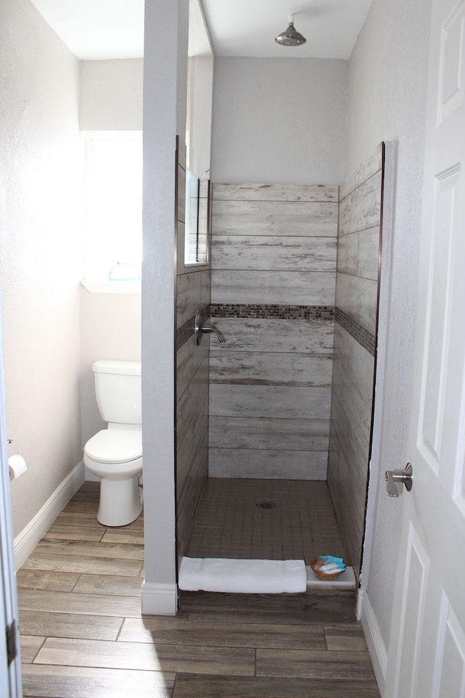 Shoreline Suites & Cabana Cottages - photo 91