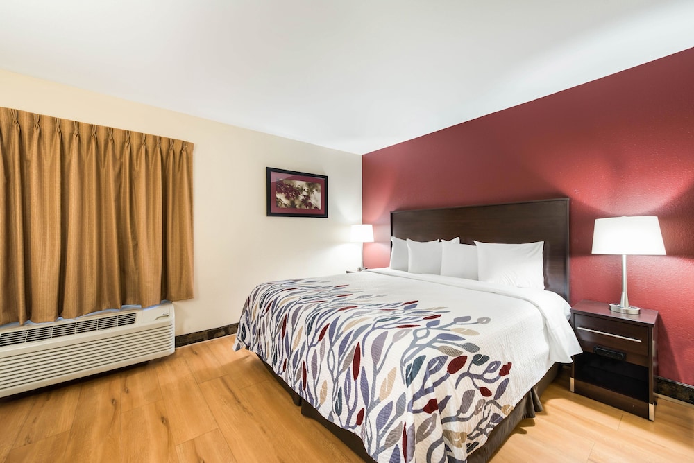 Econo Lodge Inn & Suites - photo 21