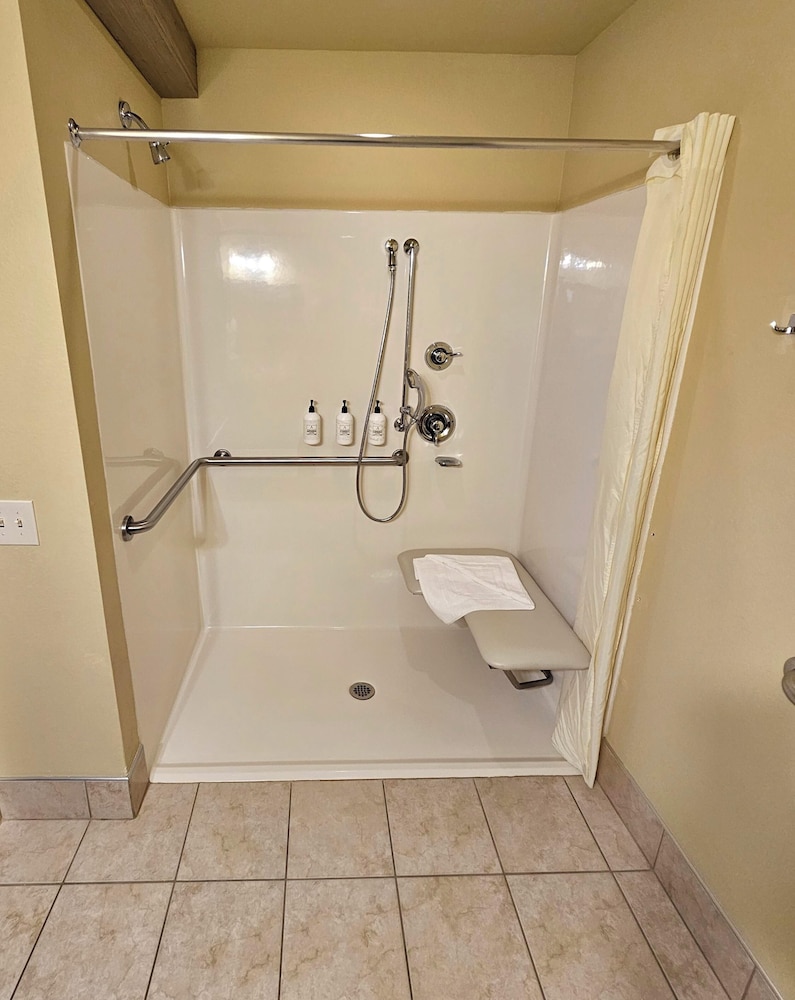 Cobblestone Inn & Suites Clintonville - photo 37