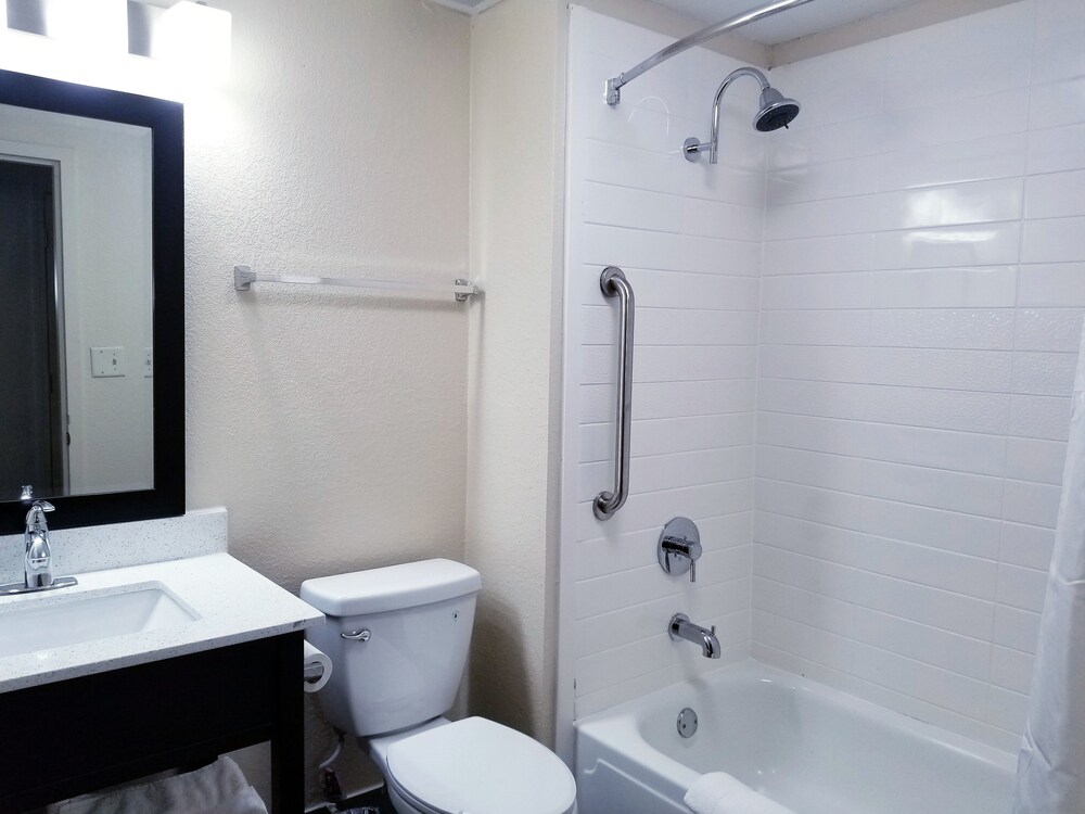 Wingate by Wyndham Bloomington - photo 5