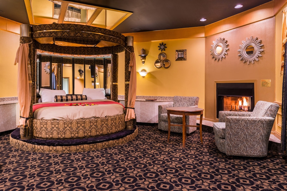 Inn of the Dove Romantic Suites with Jetted Tub & Fireplace - photo 15