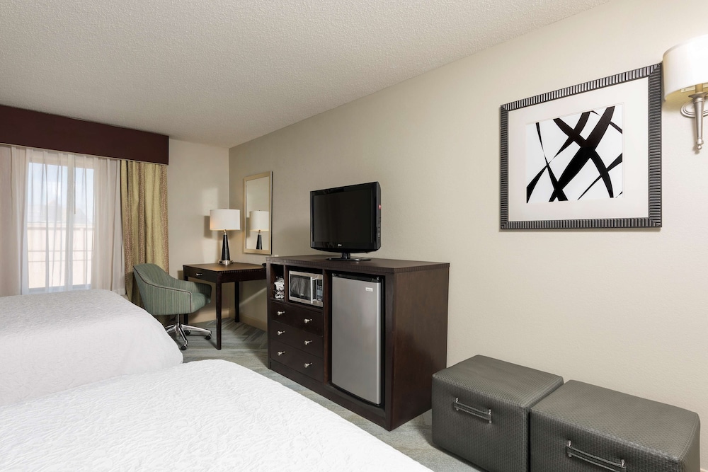 Hampton Inn Detroit Roseville - photo 12