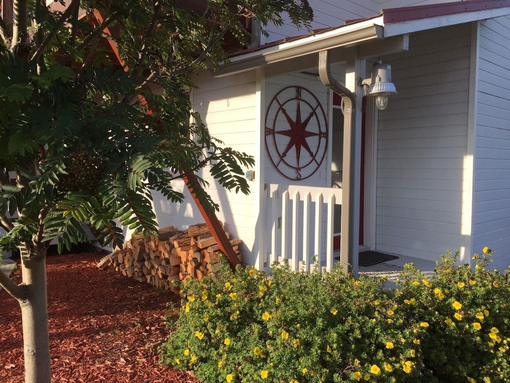 White House Inn on the Waterfront - photo 32