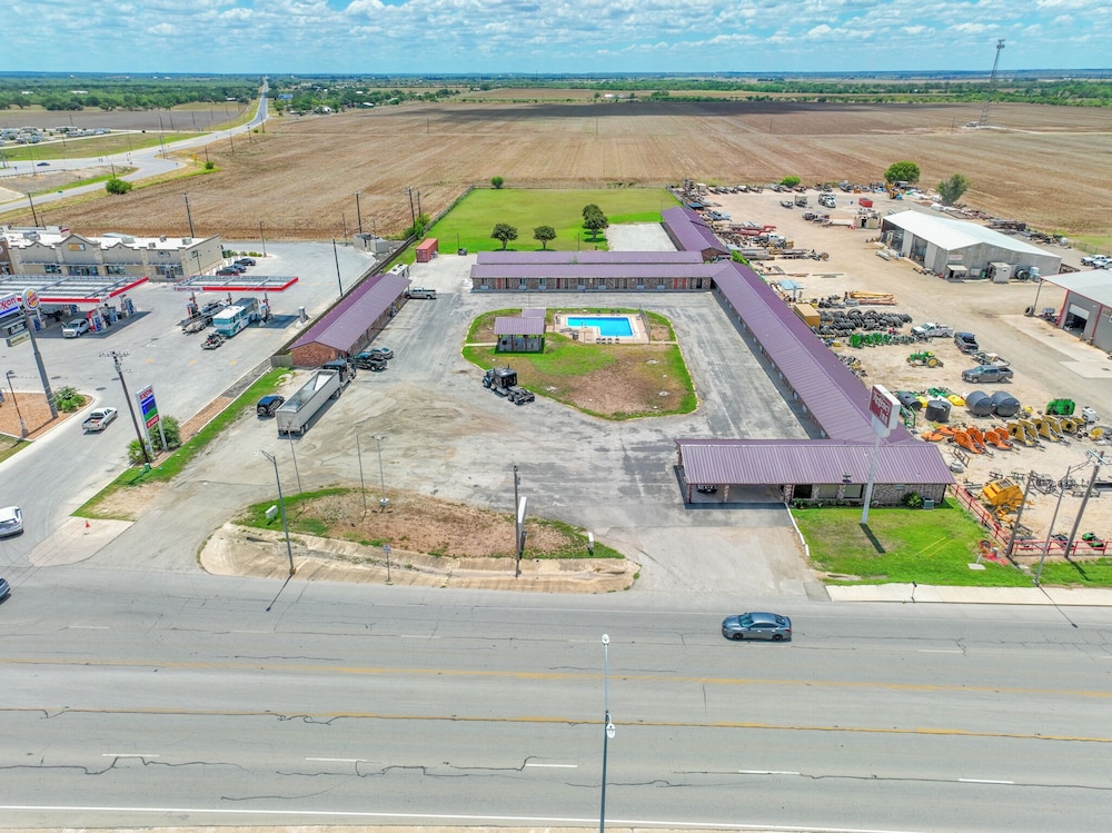 Regency Inn Hondo - photo 33