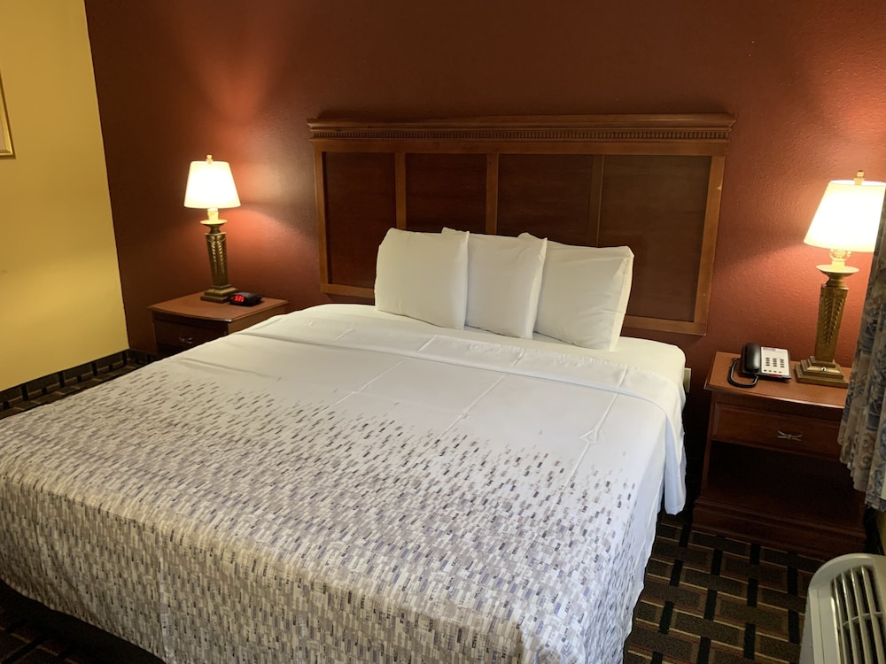 HomeTown Inn & Suites - photo 7
