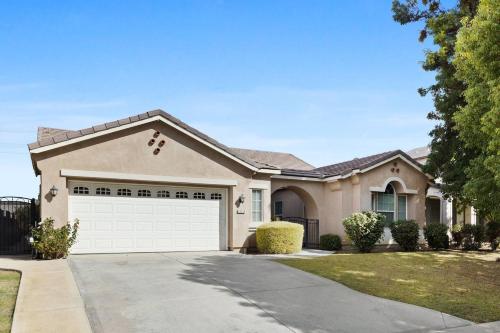 Stylish Silver Falls 4BR KING Master Game Room — hotel near Meadows Field