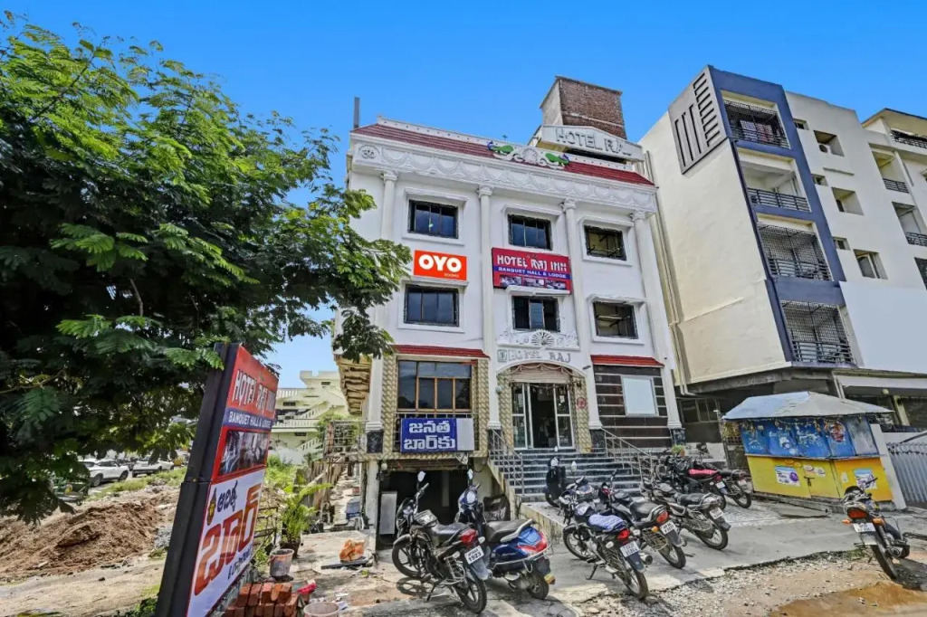 Oyo 70196 Hotel Raj Inn in Warangal, India