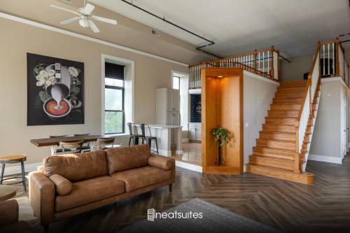 Above Coffee Shop Cincy Hilltop Apt City Views — 4-Star Luxury Hotel in Cincinnati, United States