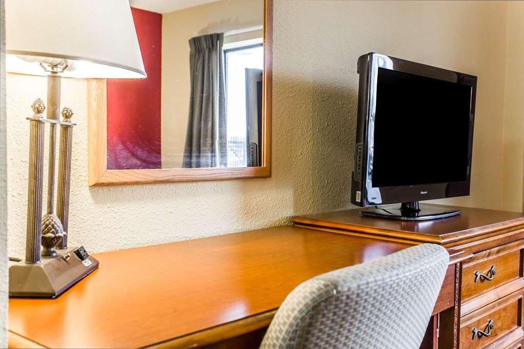 Rodeway Inn Charlotte North End - photo 13