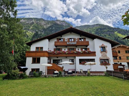 Hotel Kristall - carbon neutral hotel in Lech