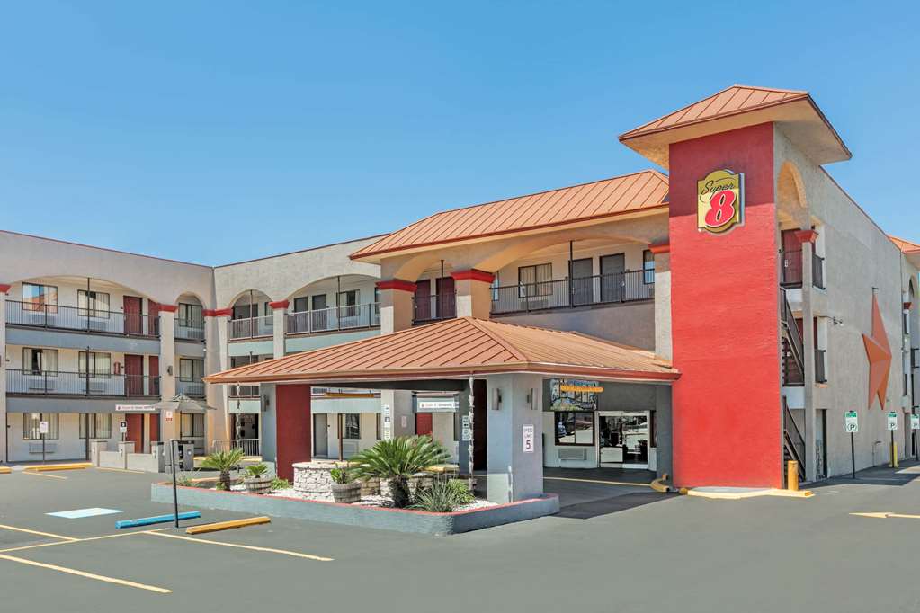 Super 8 by Wyndham Austin University Downtown Area — hotel in Austin