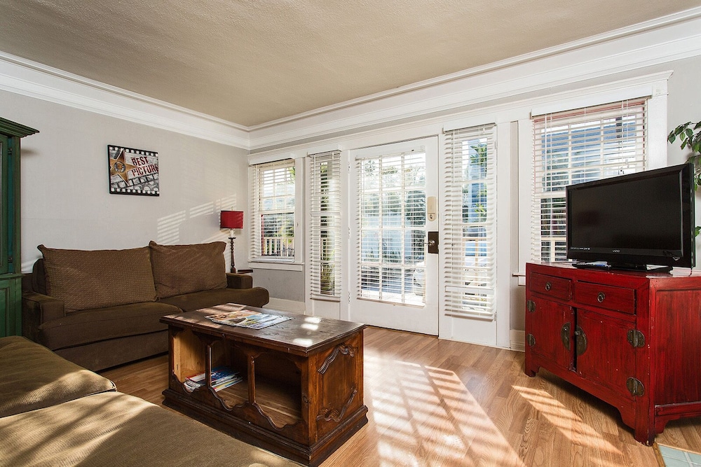 Hollywood Hills Suites - photo 52