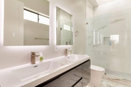 Luxury Modern 4 bedroom 3 Bath Home With Rooftop Deck #3 — 4-Star Luxury Hotel in Los Angeles, United States