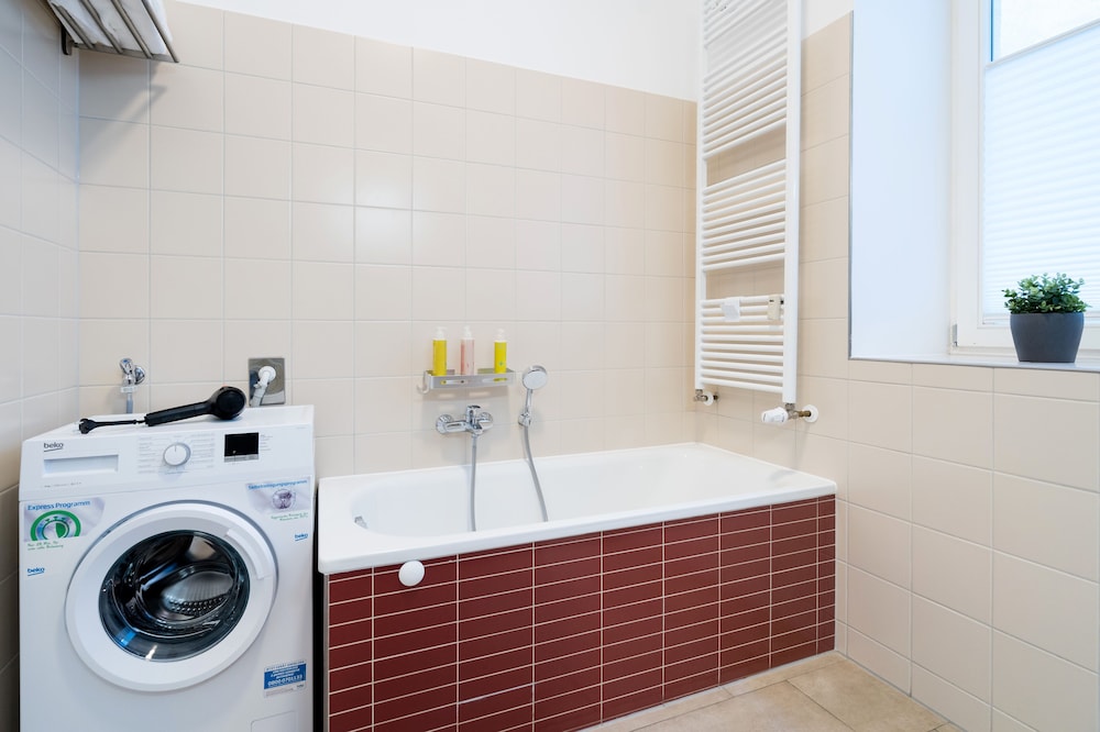 Deep soaking bathtub