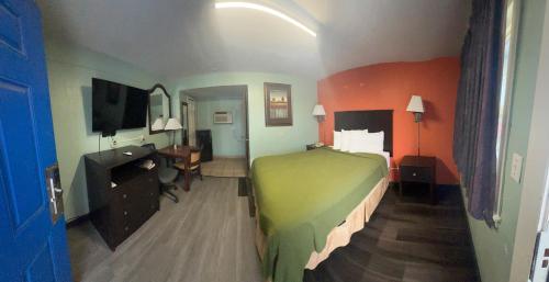 Town & Country Motel - photo 18
