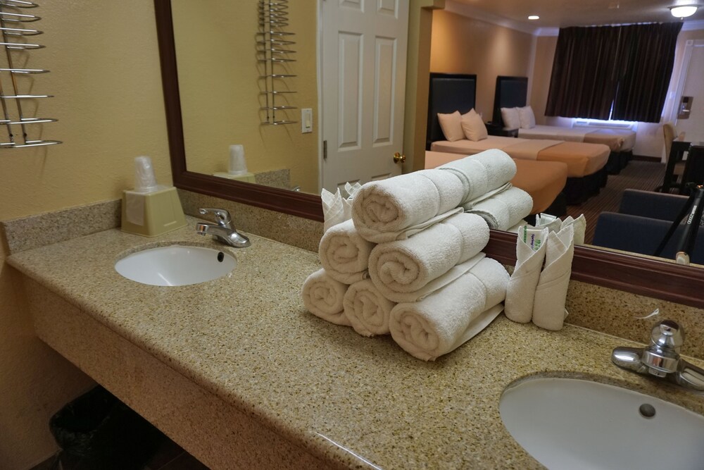 Hollywood Inn Express South - photo 27