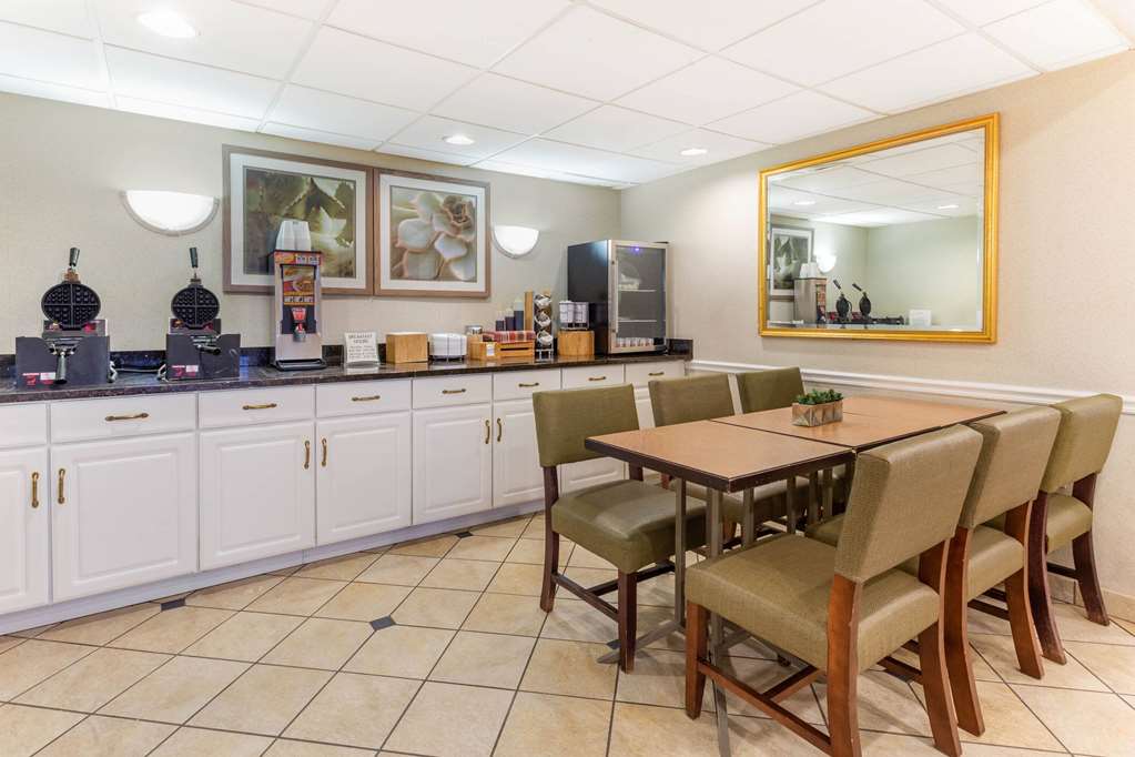 La Quinta Inn & Suites by Wyndham Chicago Gurnee - photo 44