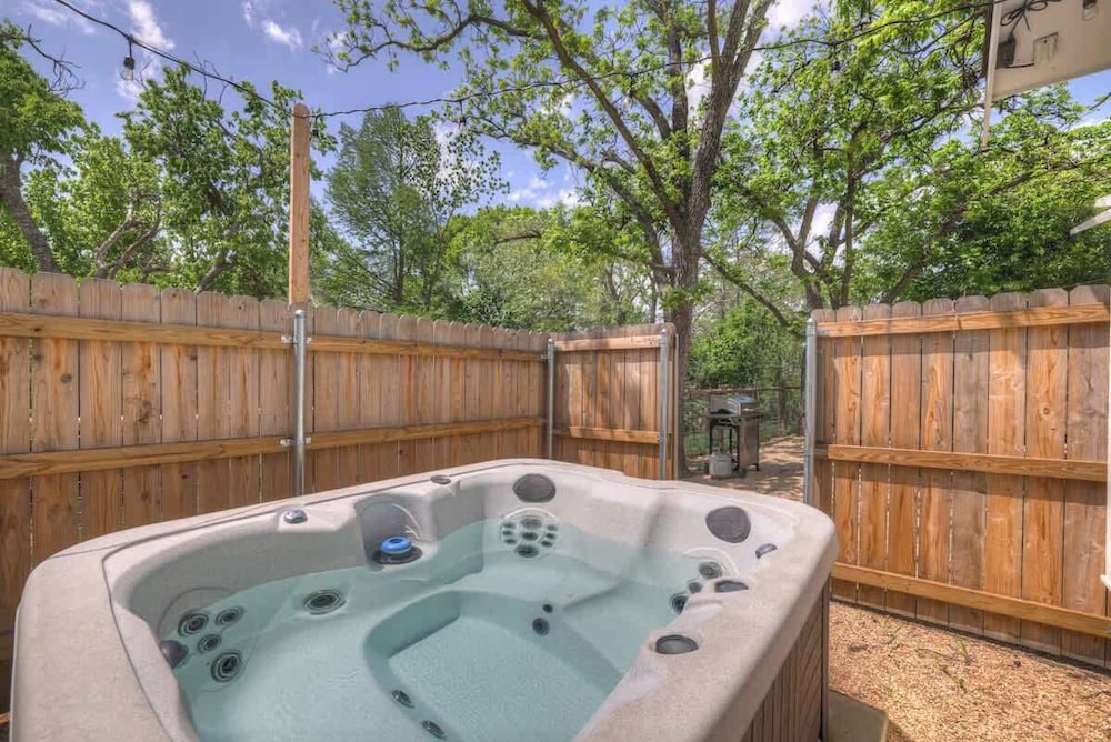 The Grove E with Hot Tub & King Bed 2 Blks To Main - photo 8