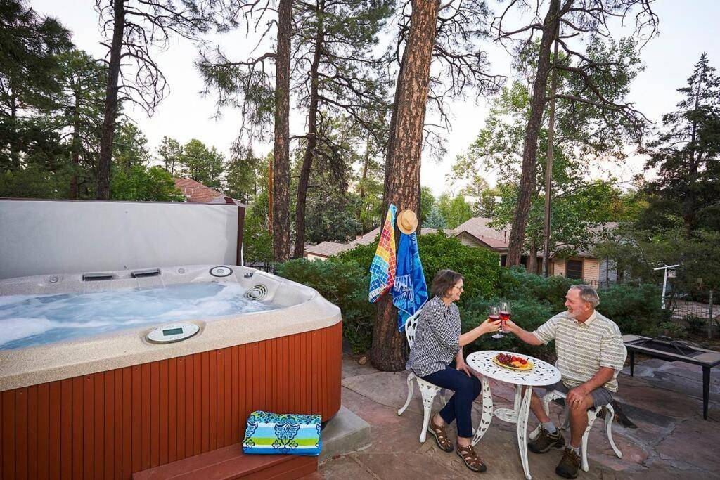 Private Home Walk To Downtown Cherry Blossom Cottage Hot Tub Sleeps Up To 6 Guests — 4-Star Luxury Hotel in Prescott, United States