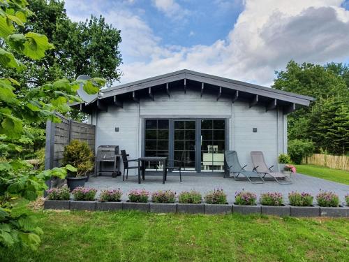 Idyllisches Blockbohlenhaus mit eigenem Garten und Sauna zum Wohlfuehlen — 4-Star Luxury Hotel in Martensrade, Germany