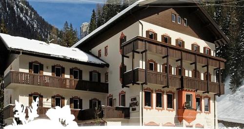 Hotel Alpino Plan in Selva, Italy